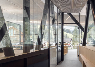 Schwarze GM ZARGENPROFILE geben der Glastrennwand Kontur.