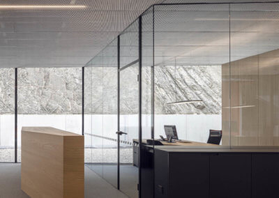 Gläserne Raum-in-Raum-Lösung trennt, ohne zu beschweren.