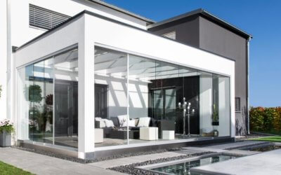 GLÄSERNE TRENNUNG ZWISCHEN AUSSEN UND INNEN