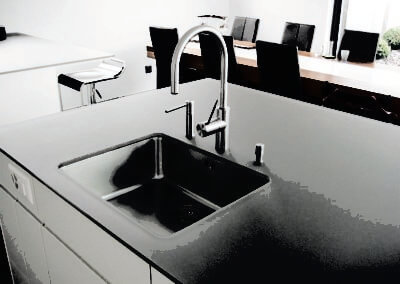 Perfekt eingepasste Arbeitsplatte aus Glas