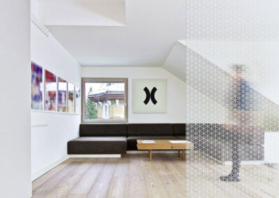 Feinste Stickereien im Glas vervollständigen das klare Raumkonzept.