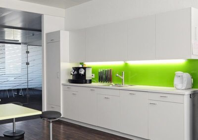 Diese Küchenrückwand aus Glas bringt Farbe ins Spiel.