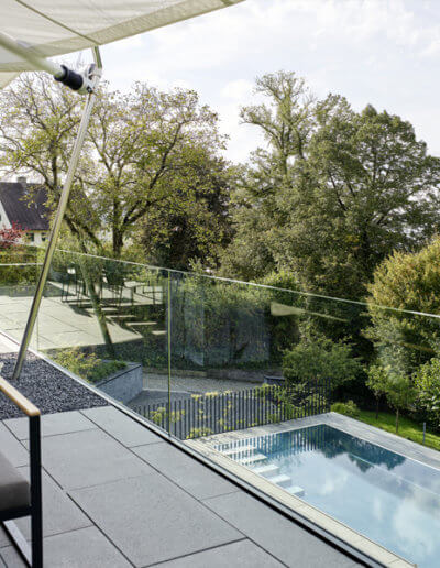 Dieser Balkon verschmilzt dank GM RAILING® optimal mit der Umgebung.