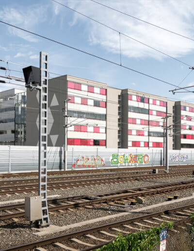 Freundliche, bunte Hausfassade mit Glas Schiebesystemen