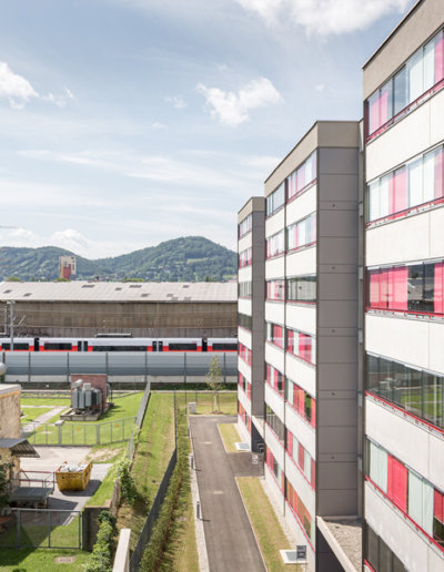 Farbenfrohe Fassadenlösung