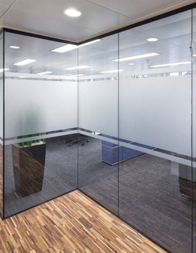 Glas Trennwand System mit teilweisem Sichtschutz