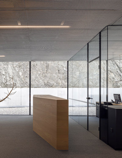 Glas Trennwand System mit schwarzem Profil