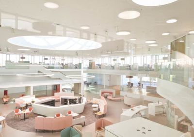 Mehrgeschossiges Smart Office, gesichert durch GM RAILING® BENT