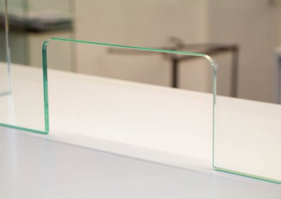 Der GM GLASSCHUTZ verfügt über eine Durchreiche zum Austausch von Waren.