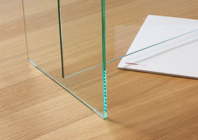 Der schmale Schlitz eignet sich, um Dokumente durchzureichen.