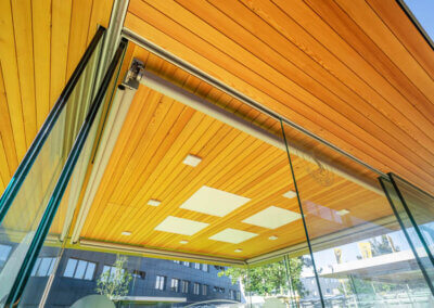 Die Decke aus Lärchenholz strahlt Wärme und Freundlichkeit aus.