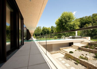 Glasgeländer komplett in den Bodenaufbau integriert